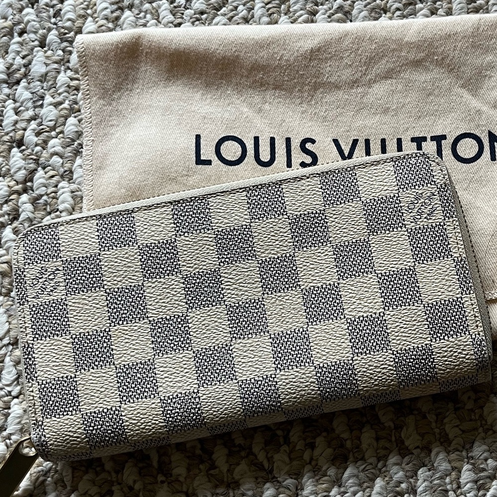 Authentic Louis Vuitton Damier Azul Zippy Wallet